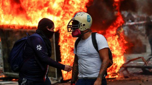 Nueva jornada de protestas en Chile: incendiaron una Universidad y atacaron la Embajada Argentina en Santiago