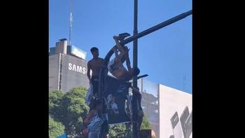 Los hinchas indestructibles: las caídas, golpes y porrazos más impresionantes que dejaron los festejos de la Selección Argentina