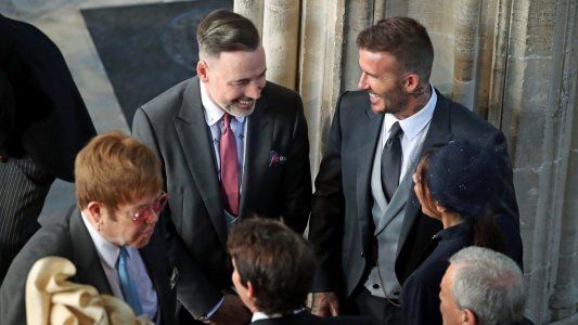 La boda real: El beso en la boca de Elton John y David Beckham