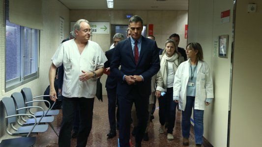 El presidente del gobierno español viajó a Barcelona para visitar a los policías heridos, tras la violencia de independentistas