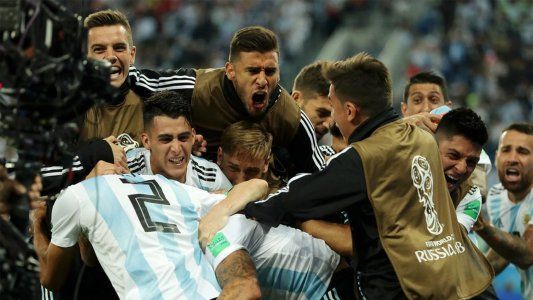 Llanto, emoción y locura: Argentina clasificó a octavos gracias a un agónico gol de Rojo