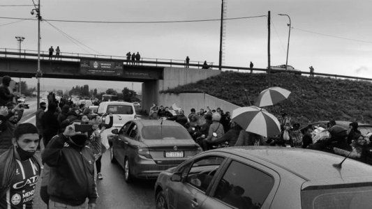 Emotiva despedida: hinchas de Godoy Cruz acompañaron el cuerpo del Morro García en el camino al aeropuerto de Mendoza
