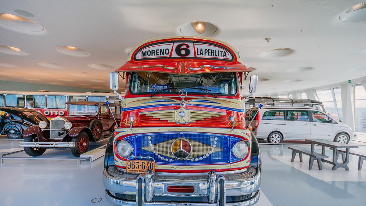 Mercedes-Benz realiza un homenaje muy especial al colectivo argentino. Es una pieza permanente de su Museo en Alemania.&nbsp; El colectivo LO 1112 proviene de Argentina. El bus está diseñado al estilo “fileteado porteño”. Esta tradición artística de los vehículos de transporte de pasajeros en Buenos Aires