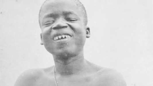 La desgarradora historia del adolescente que fue secuestrado y exhibido en una jaula de monos