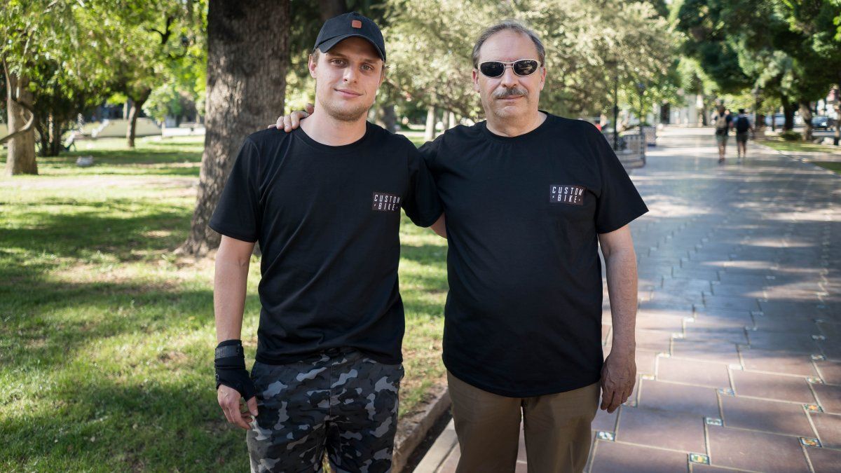 Teodoro Burlot y Teodoro Burlot hijo crearon una PyME que fabrica ebikes y monopatines. Hoy exportan a Canadá.