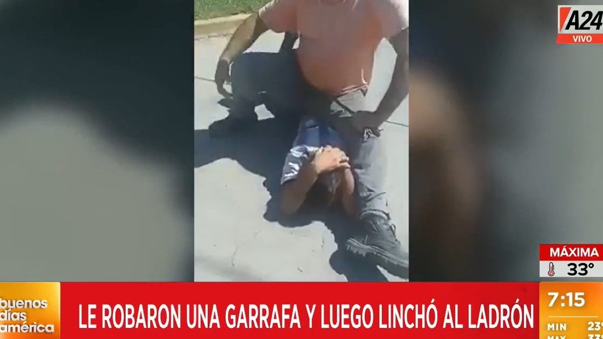 Córdoba. Se le sentó arriba y le pegó fustazos. Foto: captura de Tv.&nbsp;