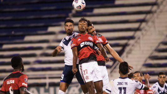 Vélez no pudo con el talento de Flamengo, perdió 3-2 en Liniers y arrancó mal la Copa
