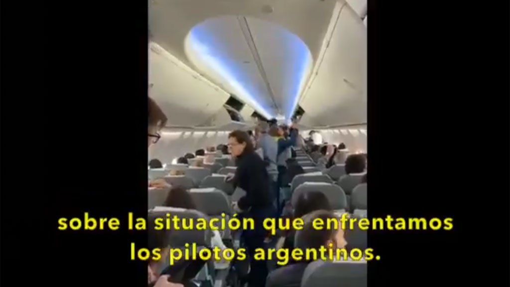 Mensajes en el avión: los pilotos readaptaron una medida de protesta para cuestionar la política aerocomercial del Gobierno