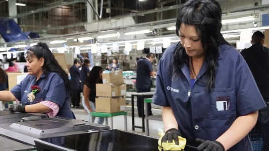 Según el INDEC, hay menos puestos de trabajo registrado pero se trabajan más horas que en 2023