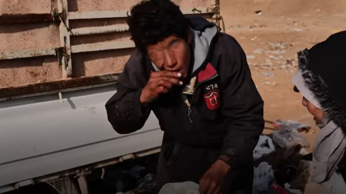Un joven muerde un resto de comida que consigui&oacute; revisando los desperdicios que dejan las tropas norteamericanas (Foto: gentileza BBC).
