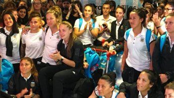 Regreso con gloria: así fue el cálido recibimiento del plantel argentino en Ezeiza tras el Mundial femenino