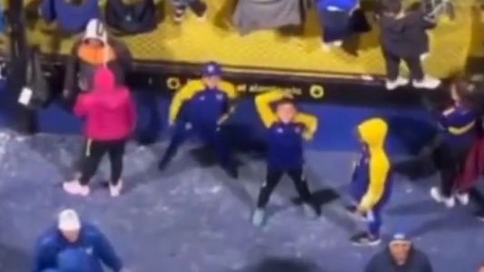 Indignante: dos niños hinchas de Boca realizaron gestos racistas a fanáticos del Corinthians