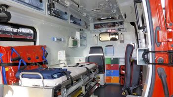 Impactante: una ambulancia estaba en movimiento, se abrieron las puertas y un paciente cayó a la calle