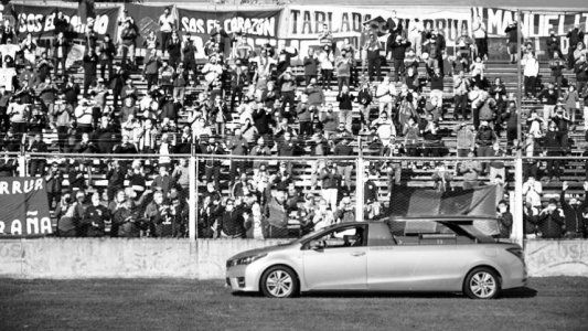 Pese a la cuarentena, una multitud de hinchas despidió al Trinche Carlovich en el estadio de Central Córdoba