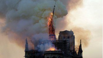 Así se derrumbó la emblemática aguja de Notre Dame