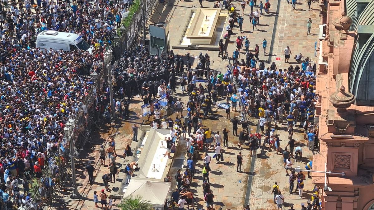 Cortan el ingreso a la Casa Rosada por los incidentes y cambiaron el féretro de salón