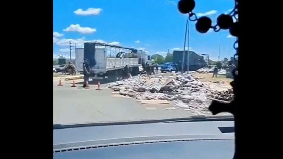 La carga volcada de la tradicional bebida cola (Foto: captura de video).