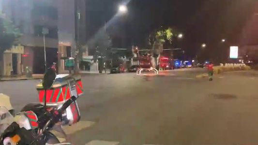 Balearon a dos efectivos de la Policía de la Ciudad en Morón para robarles la moto: uno está grave