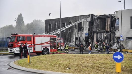 Un avión se estrelló contra un edificio cerca de Milán: hay ocho muertos