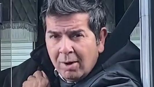 La voz de un ángel en el volante: Huguito de la 45 la rompe como Luis Miguel