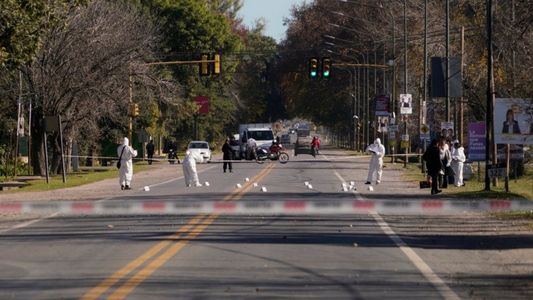 Rosario: dos sicarios mataron de 30 disparos a un joven mientras conducía una camioneta