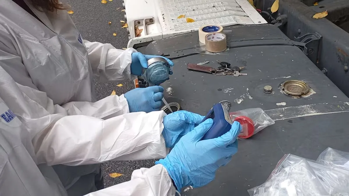 El personal especializado trabajando sobre la sustancia.&nbsp;