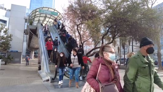 Chile logra bajar la tasa de positividad a un nivel récord