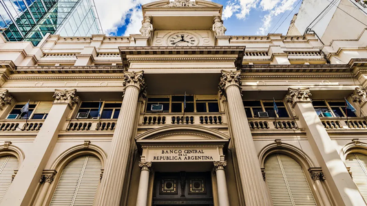 El Banco Central hizo la mayor venta de dólares del año y deberá reforzar las compras en junio