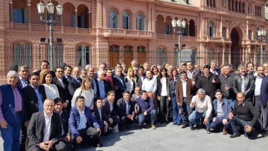 Intendentes del PJ fueron a la Rosada para pedir una audiencia con Macri pero solo los atendió el portero