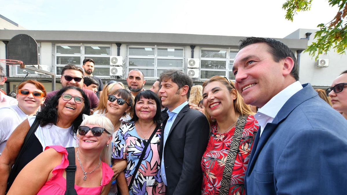 El gobernador Axel Kicillof, junto al intendente Andrés Watson.