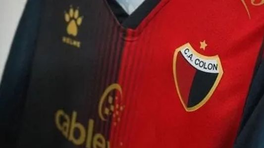 El insólito error en la camiseta de Colón que los hinchas no perdonaron