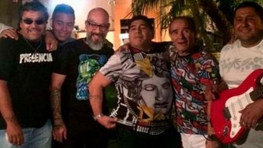 El festejo navideño de Maradona, a pura cumbia con Los de Fuego