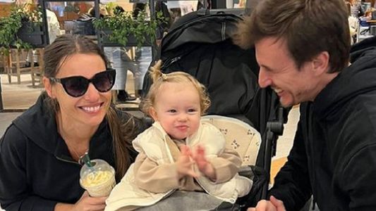 Pampita se fue a España: la emotiva despedida de Roberto García Moritán en Ezeiza