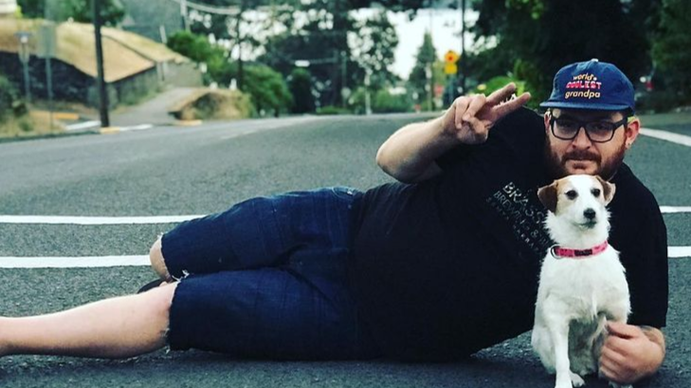 Viral: El hombre que viaja con su perra disecada