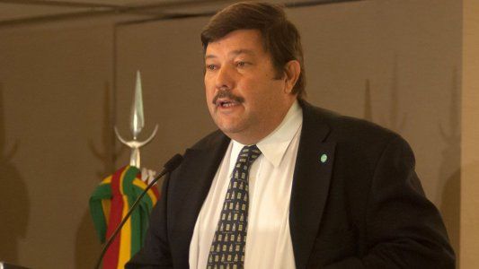 En medio de rumores sobre la suspensión de la baja de retenciones, la CRA apuntó contra Dujovne: “Él tiene la plata afuera y no la trae”