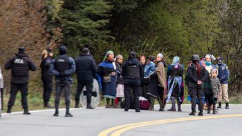 Un comando de fuerzas de seguridad desalojó el predio de Villa Mascardi y detuvo a 7 personas