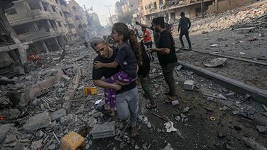 La UE reclama corredores para llevar ayuda a Gaza: ya son más de 7 mil los muertos en la Franja