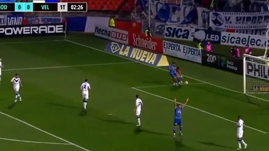 ¡Blooper! Lucas Hoyos, el arquero de Vélez, y el gol más insólito del año
