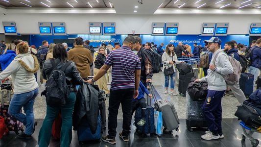 Paros cero: Aerolíneas cerró un acuerdo con los gremios que garantiza el funcionamiento en temporada alta