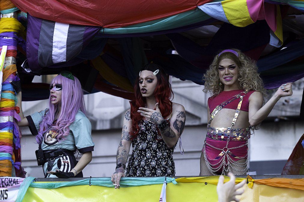 Estanislao, el hijo de Alberto Fernández, se sumó a la Marcha del Orgullo y fue la figura del primer camión de la caravana