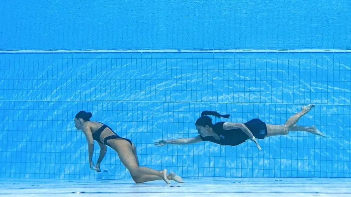 Una nadadora se desvaneció y su entrenadora le salvó la vida. 