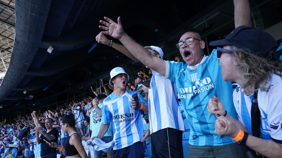 El festejo de la gente de Racing (Foto Juano Tesone - FTP CLARIN). El festejo de la gente de Racing (Foto Juano Tesone - FTP CLARIN).