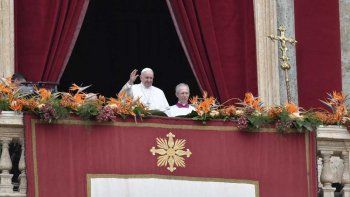 En su bendición de Pascua, el Papa pidió por los que sufren situaciones económicas difíciles en América Latina