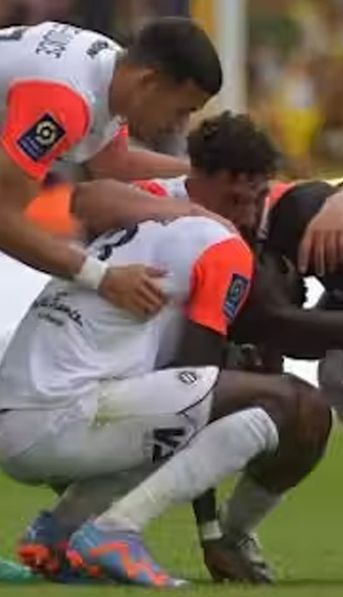 Doloroso momento: un futbolista se enteró de la muerte de su madre, jugó igual e rompió en llanto en pleno partido