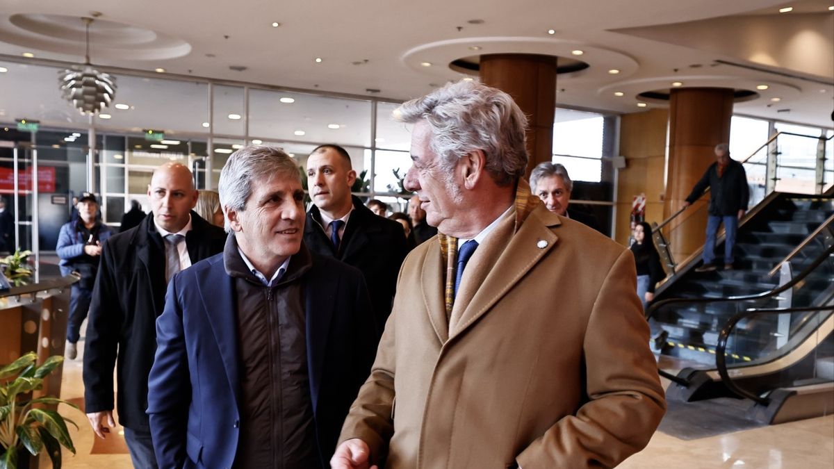 Luis Caputo junto a Nicolás Pino