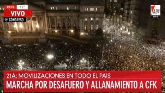 Después de su viral queremos flan, Alfredo Casero se apareció en la marcha del 21A