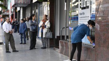 Desde el lunes, los bancos de 98 partidos de la Provincia cambiarán su horario de atención