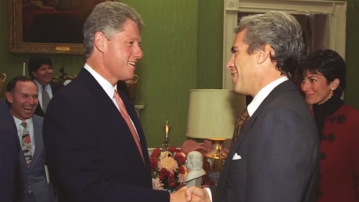 Bill Clinton con Jeffrey Epstein El presidente de los Estados Unidos reconoci  haber viajado muchas veces con el empresario condenado por pedfilo en su avin privado Foto Captura de TV