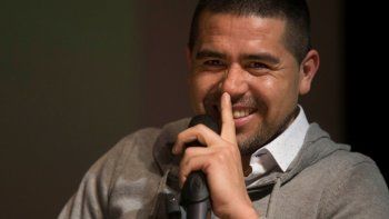 Riquelme votó, cantó con los hinchas y dejó su sello: En una elección normal, ganamos 30 mil a cero