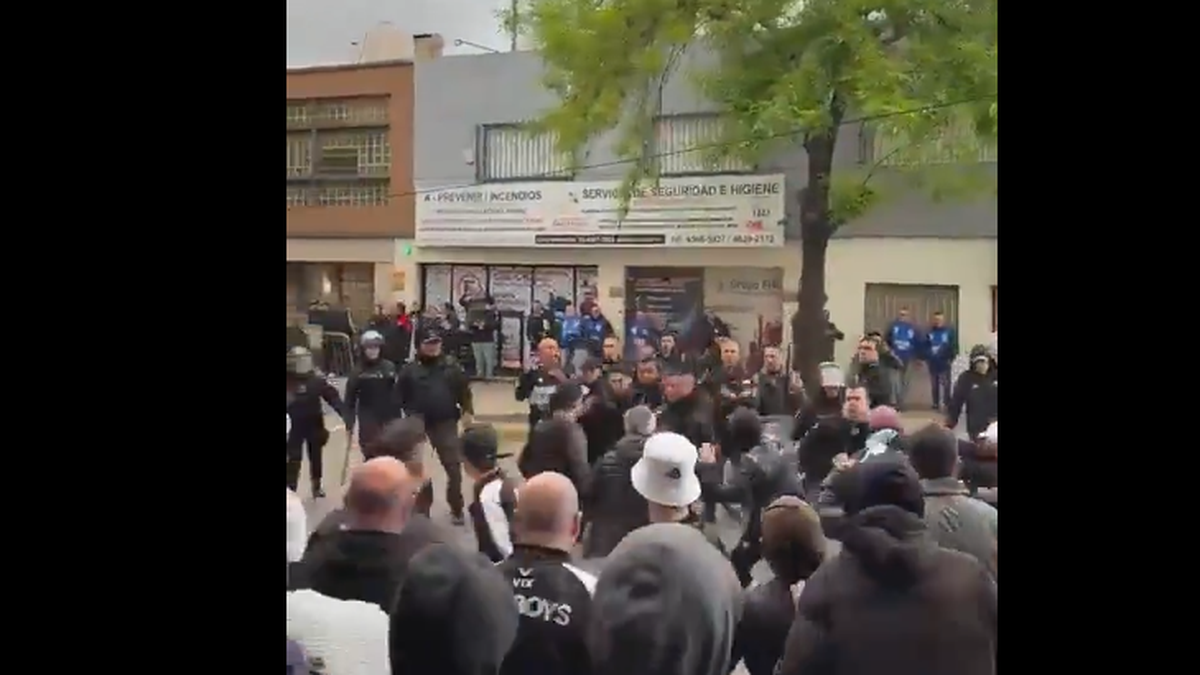 Graves incidentes entre la barra de All Boys y la Policía en las inmediaciones del estadio Islas Malvinas